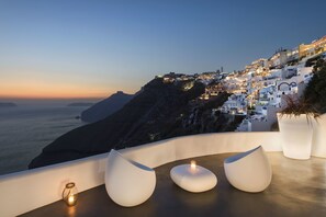 Terrace/patio - Athina Luxury Suites (Santorini)