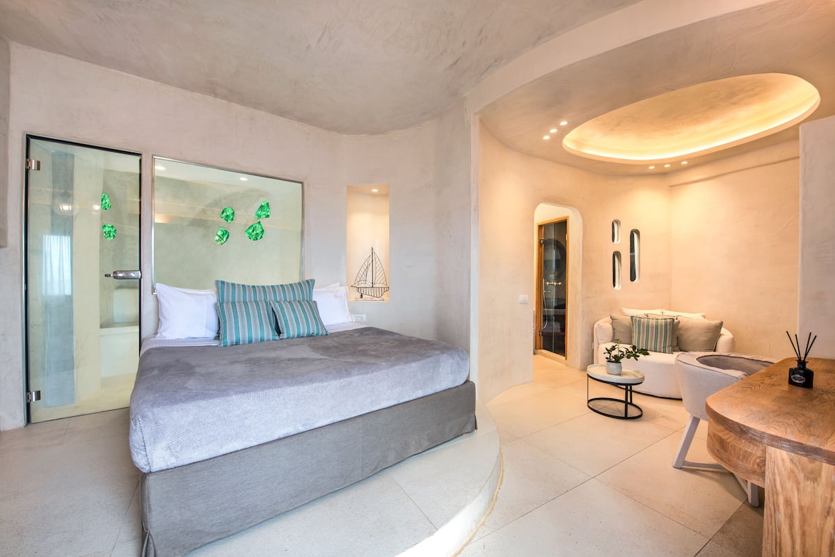 Honeymoon Suite with outdoor Hot Tub | 1 bilik tidur, cadar Frette Itali, peralatan tempat tidur premium