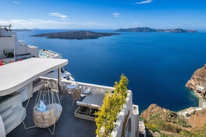 Cave Honeymoon Suite, Indoor & Outdoor Hot Tub | Frette Italian sheets, premium bedding, memory foam beds, minibar - Athina Luxury Suites (Santorini)