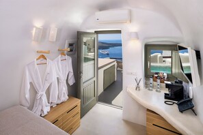 Cozy Suite outdoor jacuzzi | Frette Italian sheets, premium bedding, memory-foam beds, minibar - Athina Luxury Suites (Santorini)