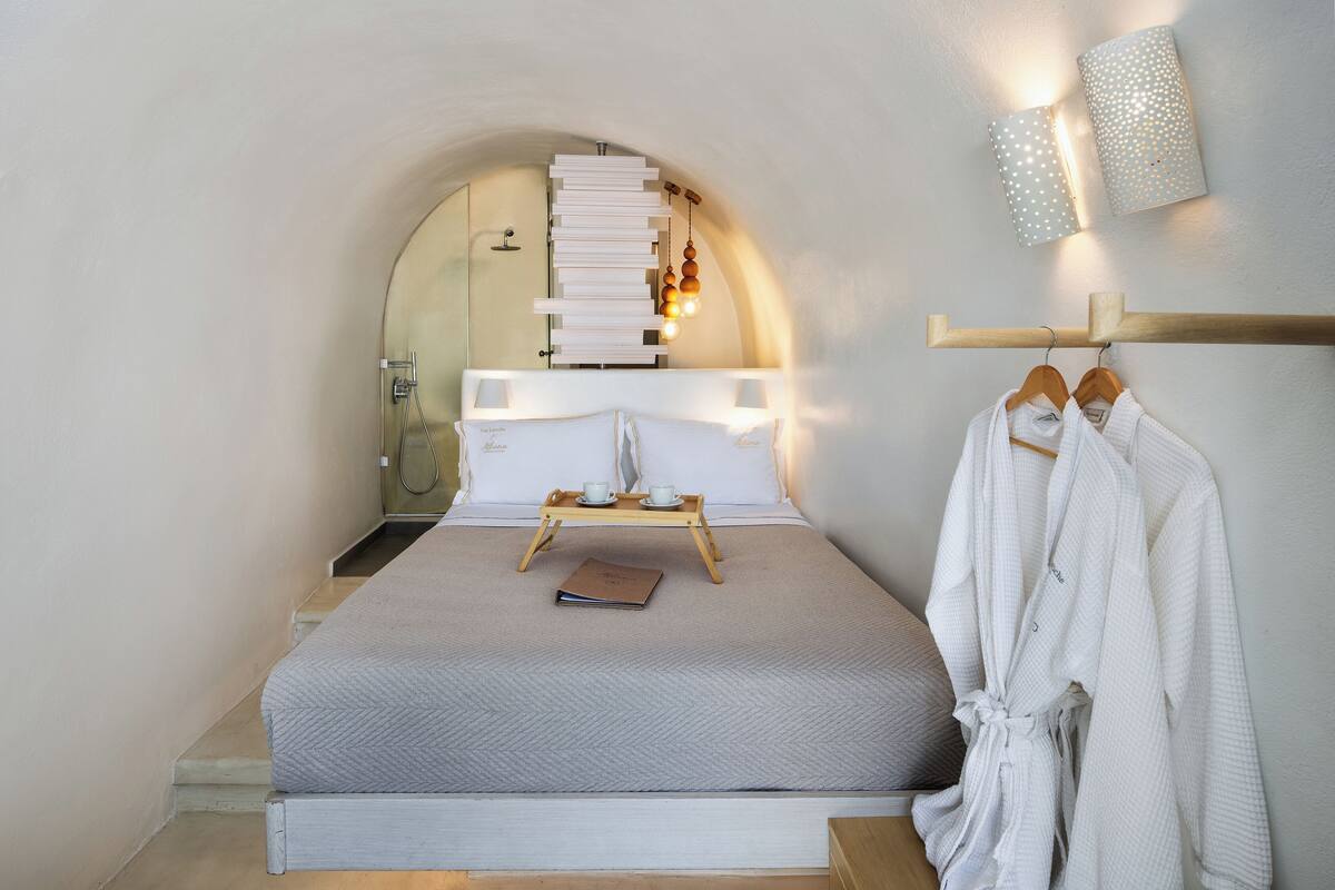 Cozy Suite outdoor jacuzzi | Italienske Frette-laken, sengetøy av topp kvalitet og memory foam-senger