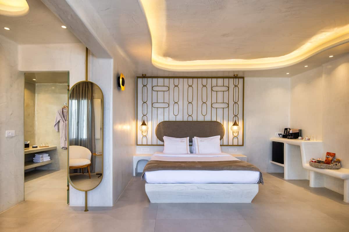 Honeymoon Suite with outdoor Hot Tub | Italienske Frette-laken, sengetøy av topp kvalitet og memory foam-senger