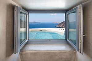 Frette Italian sheets, premium bedding, memory-foam beds, minibar - Athina Luxury Suites (Santorini)