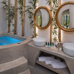 Grand Cave Suite indoor & outdoor Hot Tub | 1 bedroom, Frette Italian sheets, premium bedding, memory foam beds