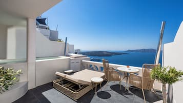 Honeymoon Suite with outdoor Hot Tub | Terrace/patio