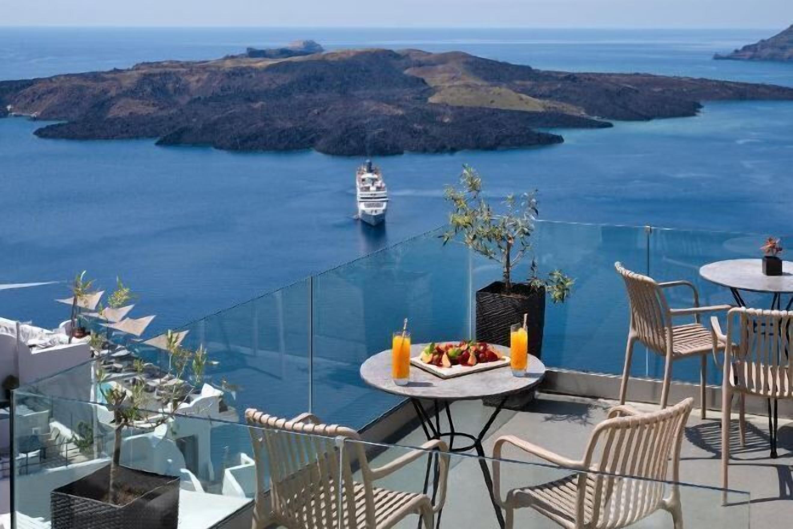 Restaurante al aire libre | Se sirven desayunos y cocina mediterránea; con vista a la alberca 