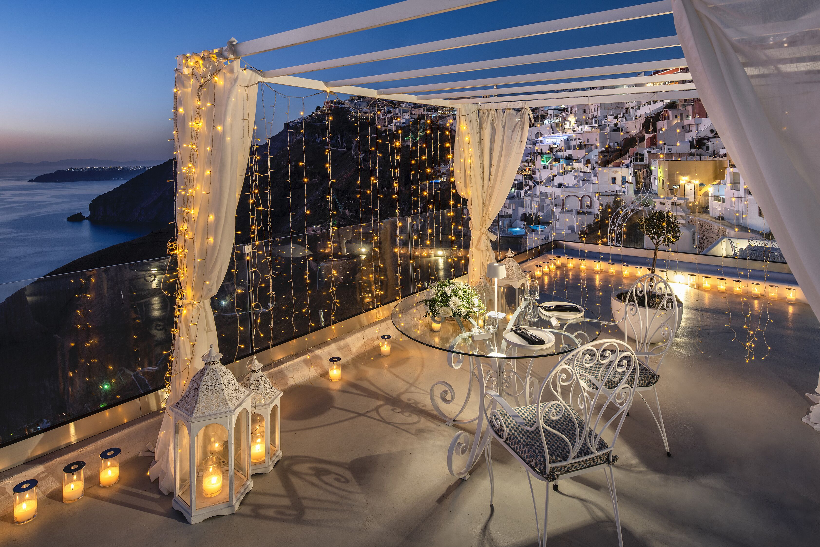 Aperto a colazione, cucina mediterranea, con vista sulla piscina 