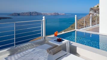 Piscine extérieure, chaises longues