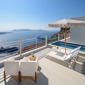 Outdoor pool, sun loungers - Nefeles Luxury Suites (Santorini)