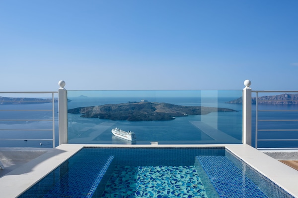 Piscine extérieure, chaises longues