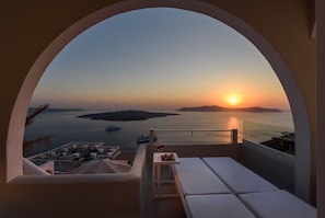 Senior Studio Suite, 1 Queen Bed, Sea View | Outdoor spa tub
