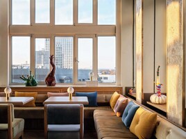 2 bars/lounges