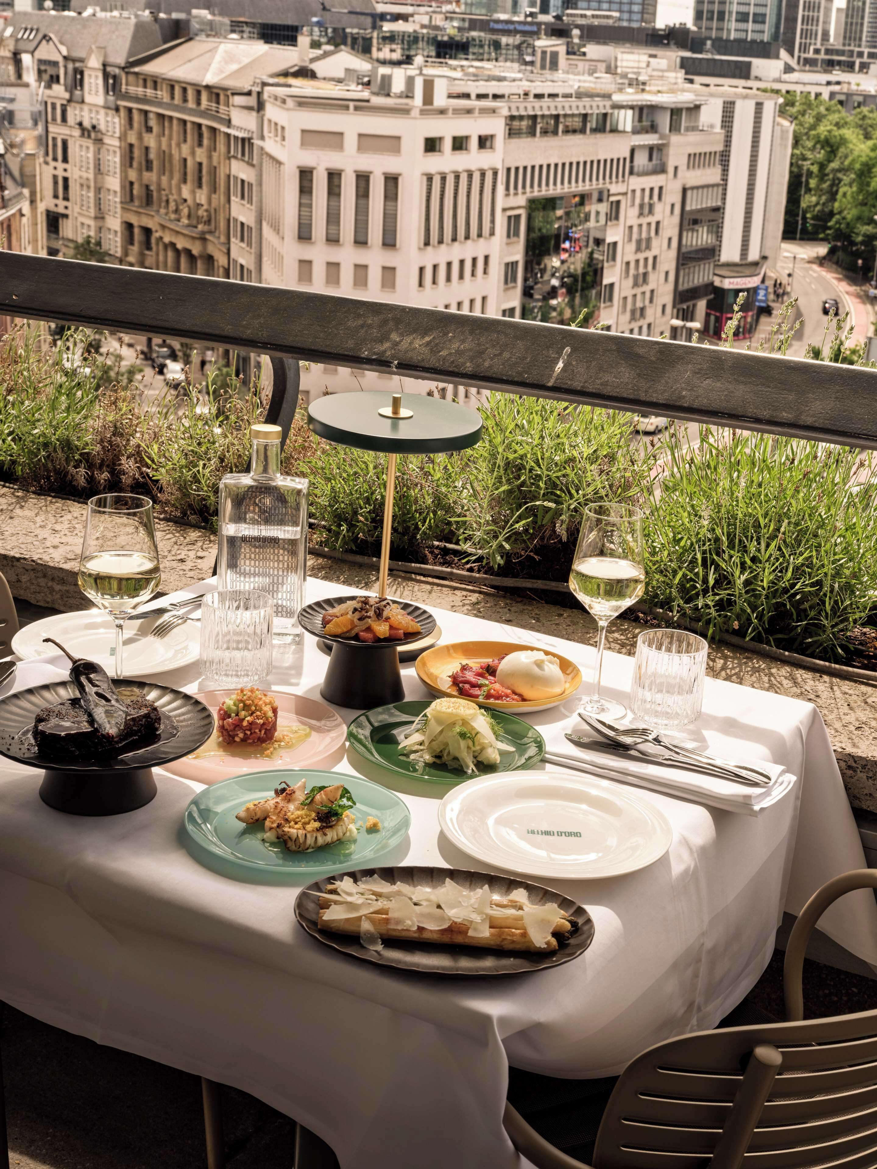 2 restaurants, breakfast, lunch, dinner served; international cuisine