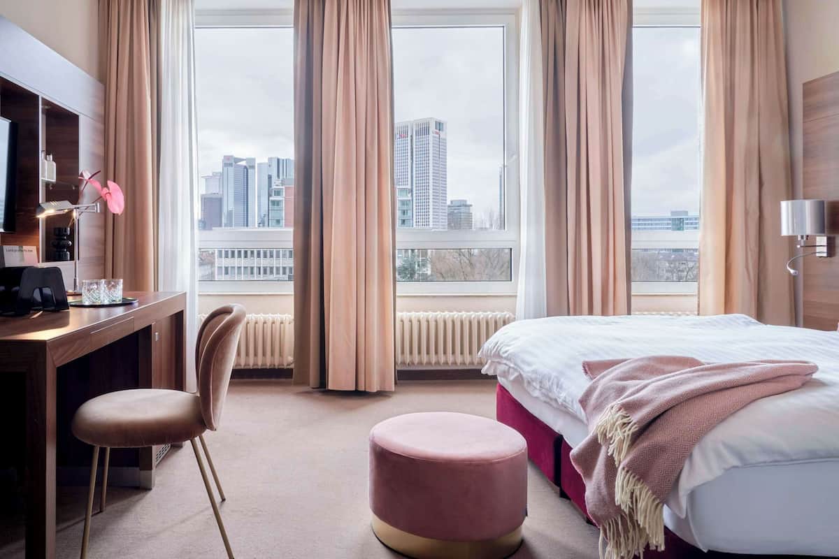 1 Schlafzimmer, kostenlose Minibar, Zimmersafe, Schreibtisch