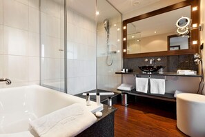 Designer toiletartikelen, een haardroger, handdoeken, zeep