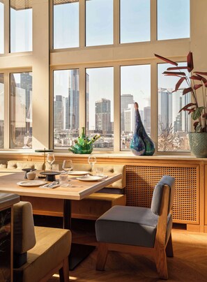 2 restaurants; breakfast, lunch, and dinner served
