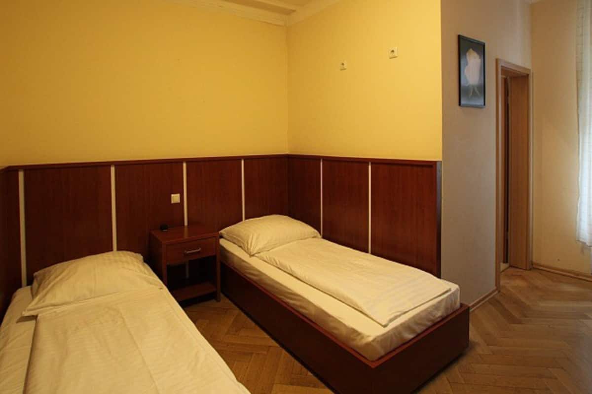 Roupas de cama premium, cofres nos quartos, escrivaninha
