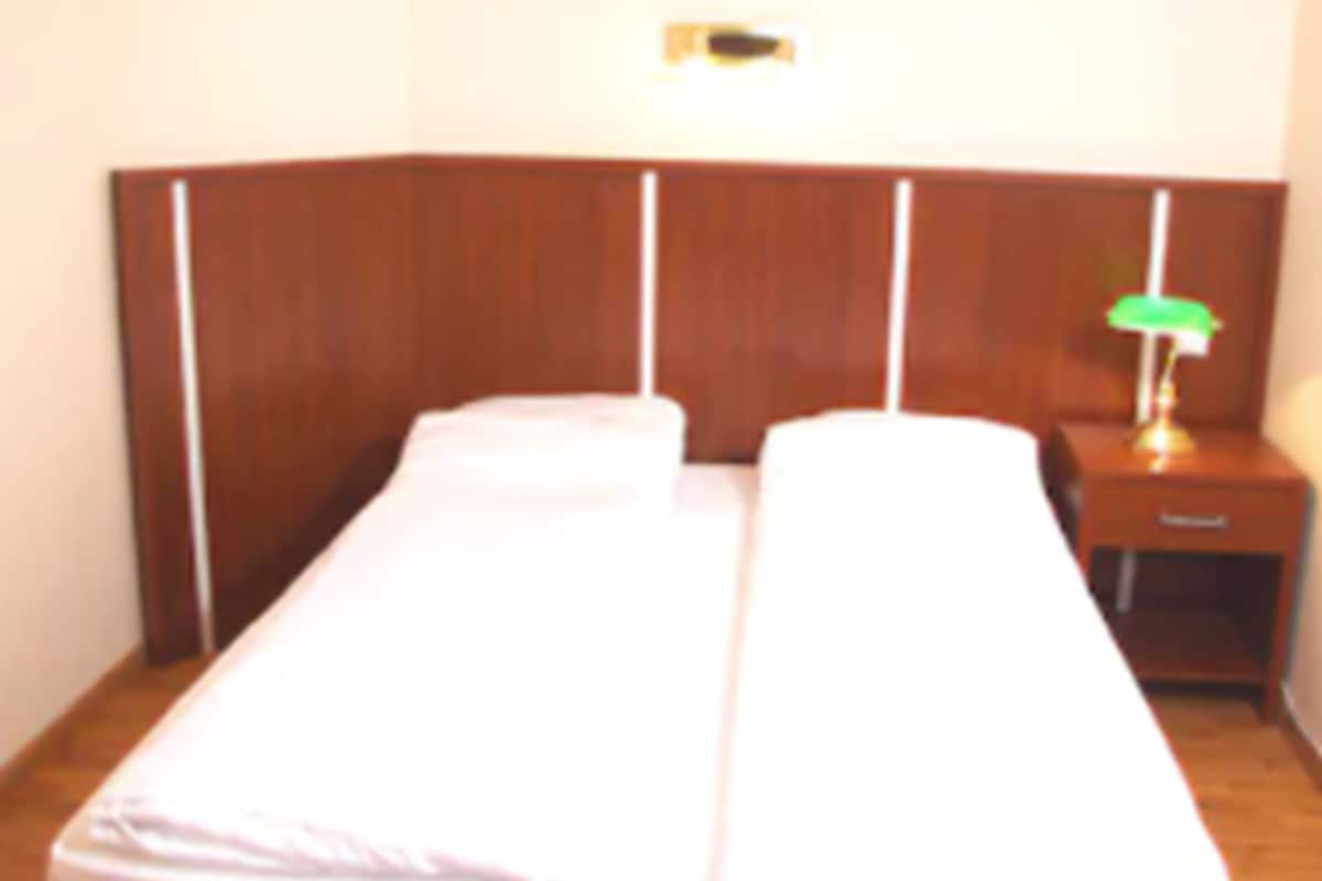 Roupas de cama premium, cofres nos quartos, escrivaninha
