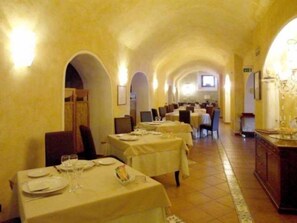Petit déjeuner, déjeuner et dîner servis sur place