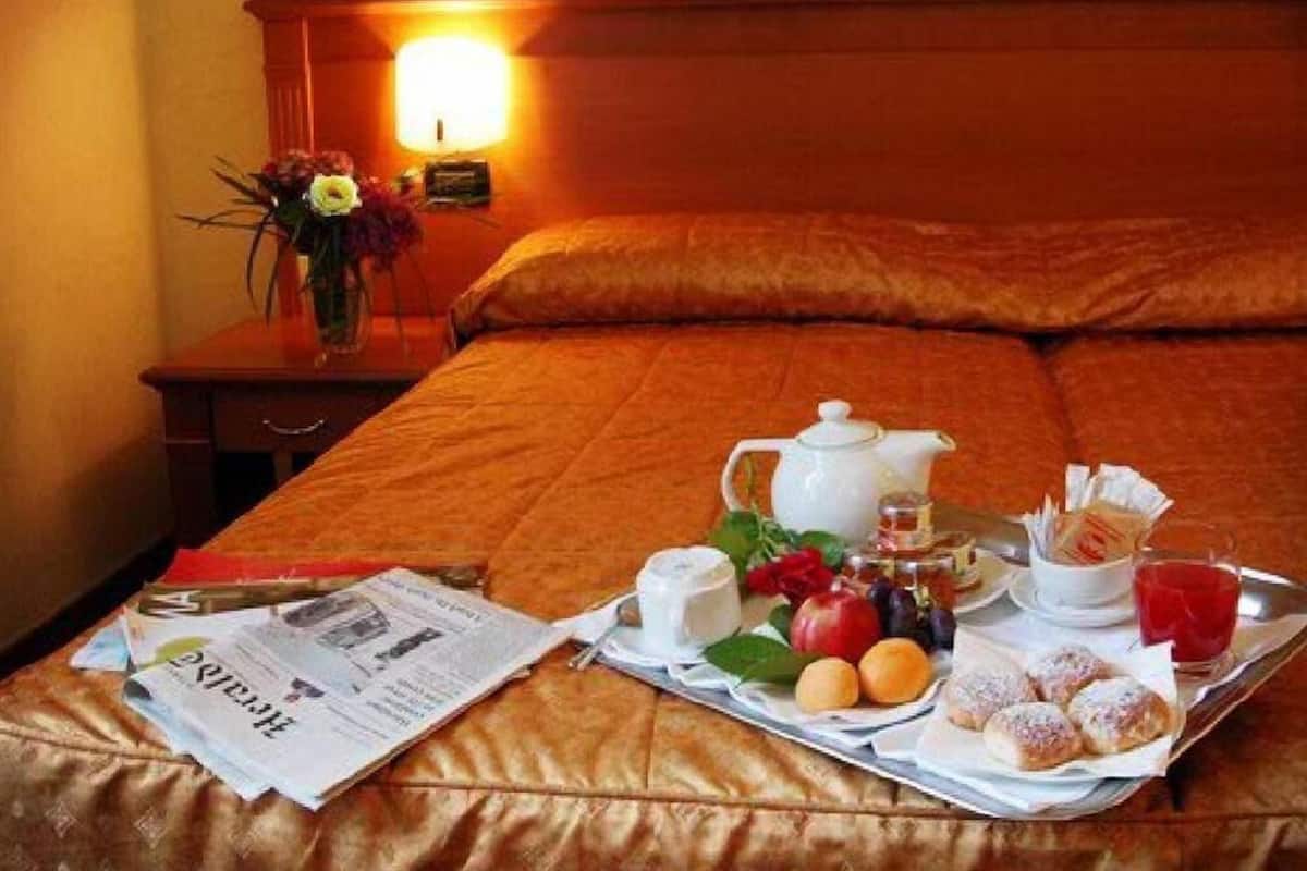 Familjerum | Minibar, värdeförvaringsskåp på rummet och skrivbord