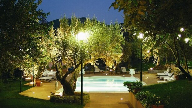Outdoor pool - Villa Vecchia Hotel (Monte Porzio Catone)