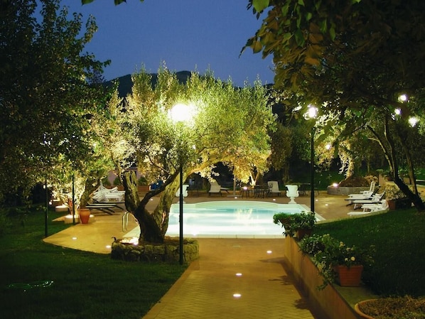 Outdoor pool - Villa Vecchia Hotel (Monte Porzio Catone)