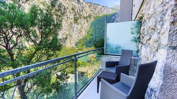 Økonomi-dobbeltrom, balkong, elveutsikt | Minibar, safe på rommet, skrivebord og lydisolert