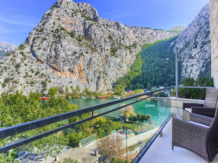 Double Room, River View with Balcony | Balcony