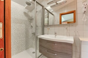 Superior Double room, Balcony and River view | Bathroom | Hair dryer, towels