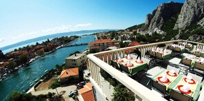 Breakfast, lunch, dinner served; alfresco dining - Hotel Villa Dvor (Omis)
