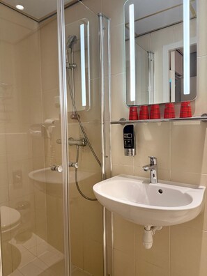 Family Room | Bathroom | Towels - ITC Hotel (Amsterdam)