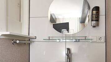 Basic Double or Twin Room, Shared Bathroom | Bathroom sink