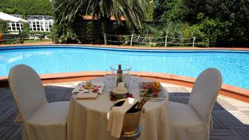 Outdoor pool, pool umbrellas, sun loungers