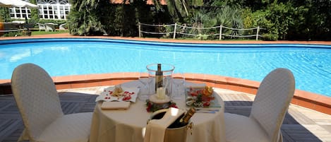 Piscine extérieure, parasols de plage, chaises longues