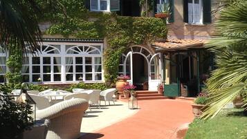 Sarapan dihidangkan, masakan Eropah Moden, tepi kolam