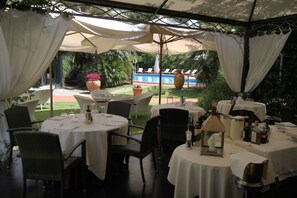 Aperto a colazione, cucina europea moderna, con vista sulla piscina