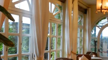 Aperto a colazione, cucina europea moderna, con vista sulla piscina