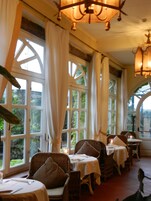 Aperto a colazione, cucina europea moderna, con vista sulla piscina