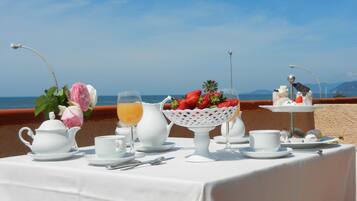 TĂ€gliches FrĂŒhstĂŒcksbuffet (15.00 EUR pro Person)