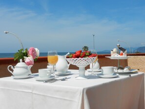 Tägliches Frühstücksbuffet gegen Gebühr