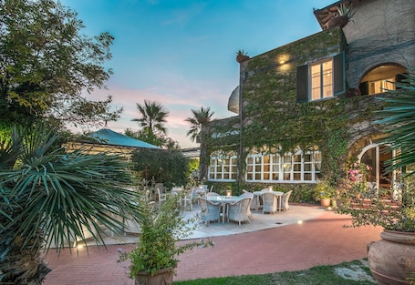 Front of property – evening/night. Hotel Villa Maremonti