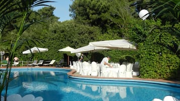Piscina all'aperto, ombrelloni da piscina, lettini