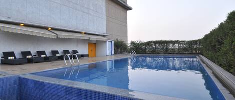 Una piscina al aire libre
