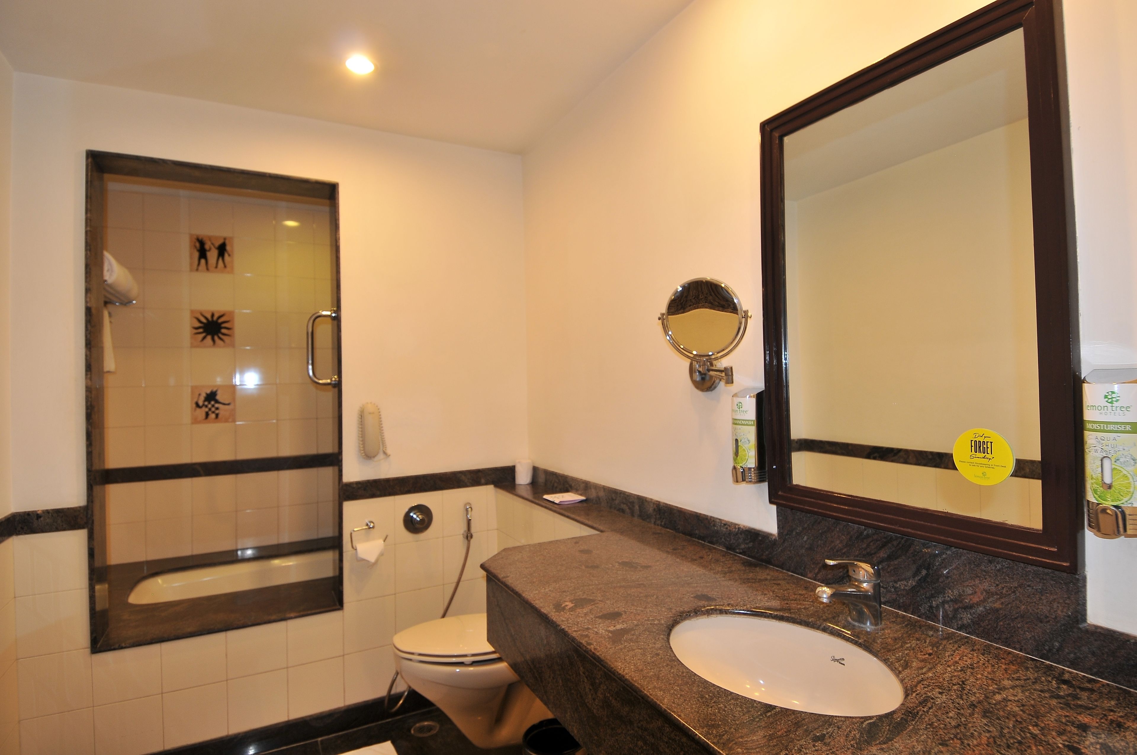 Un baño con inodoro, lavamanos y ducha.