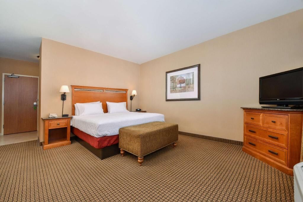 Iron/ironing board, free WiFi, bed sheets, alarm clocks