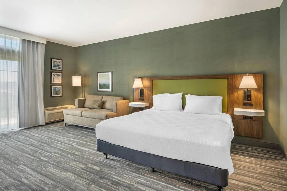 Tabla de planchar con plancha, wifi gratis, despertador y ropa de cama 