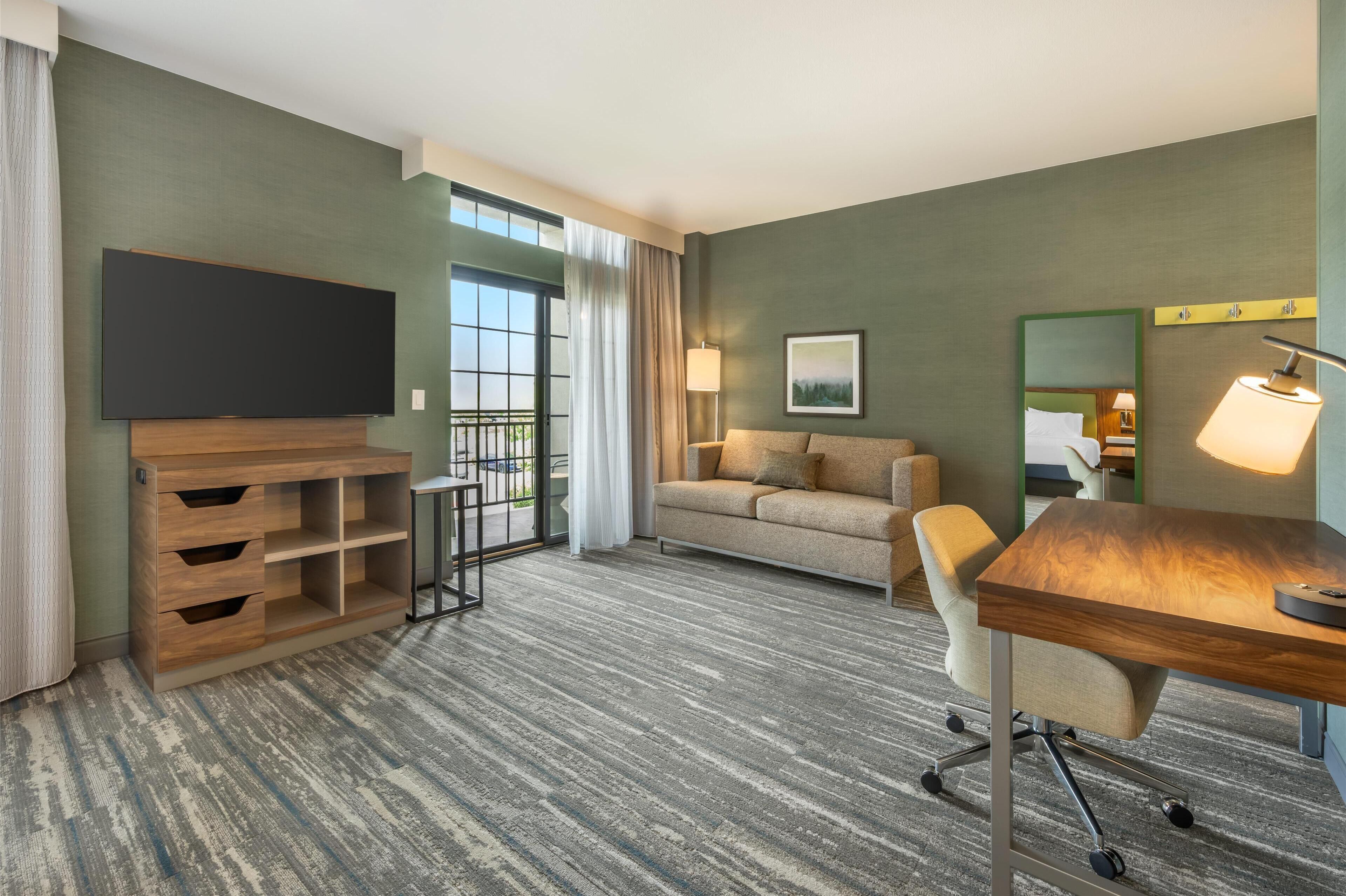 studio suite, 1 king bed, non smoking | iron/ironing board, free wifi, bed sheets, alarm clocks