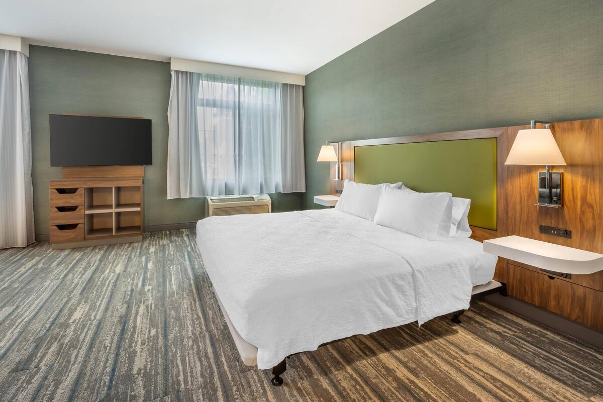 Tabla de planchar con plancha, wifi gratis, despertador y ropa de cama 