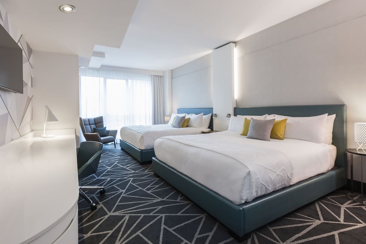 Luxe beddengoed, pillowtop-bedden, een minibar, een kluis op de kamer