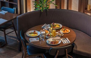 Daily continental breakfast for a fee - Warwick Le Crystal - Montréal (Montreal)